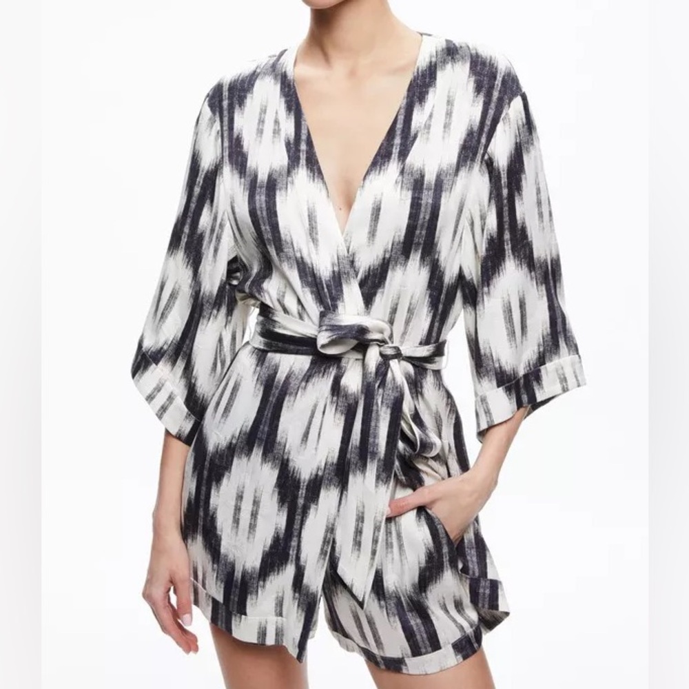 NWT Alice + Olivia Monochrome Patterned Kimono